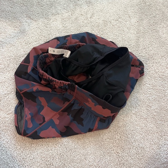 Woman’s lululemon Hotty Hot shorts - Picture 5 of 6